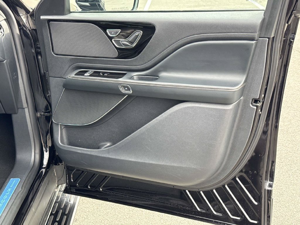 Used 2025 Lincoln Aviator AWD image 26