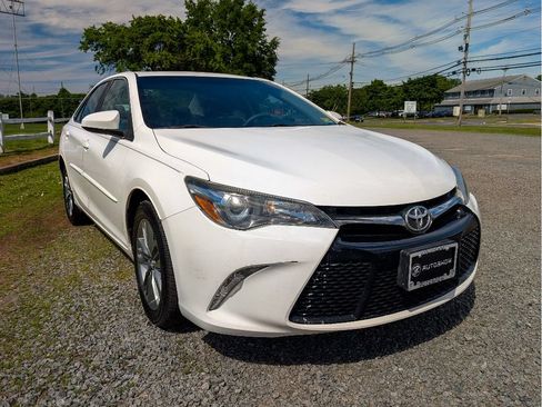 Used 2017 Toyota Camry SE w/ Moonroof Package FWD image 3