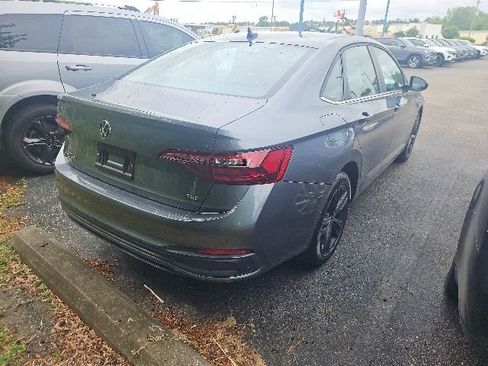 Certified 2024 Volkswagen Jetta SE w/ Panoramic Sunroof Package FWD image 4