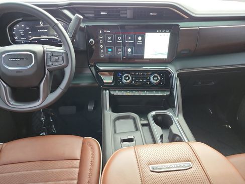Used 2025 GMC Sierra 2500 Denali Ultimate w/ Max Trailering Package AWD/4WD image 12