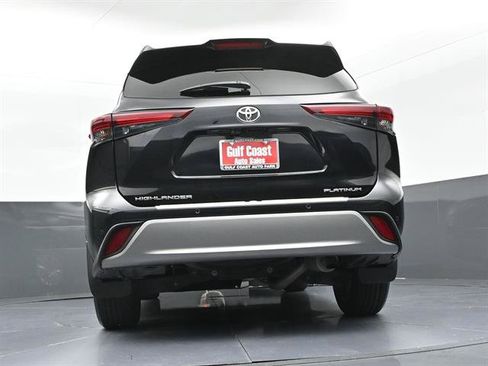 Certified 2024 Toyota Highlander Platinum FWD image 36
