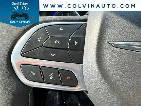 Used 2023 Chrysler Pacifica Touring-L FWD image 18