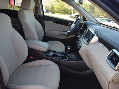 Used 2019 Kia Sorento FWD image 12