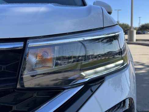 Certified 2022 Volkswagen Taos SE w/ Panoramic Sunroof Package image 6