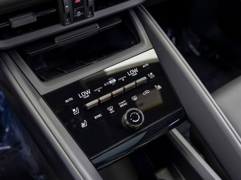 Certified 2025 Porsche Macan Turbo Electric AWD/4WD image 43