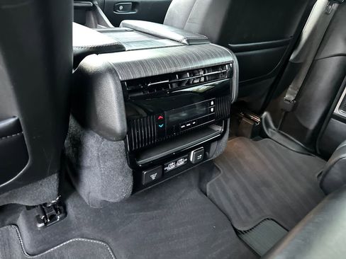 Used 2023 Jeep Wagoneer L Series II RWD image 23