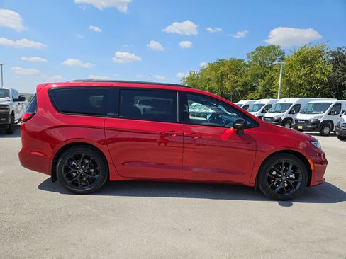 New 2026 Chrysler Pacifica Limited w/ S Appearance Package image 2