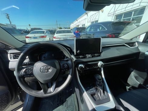 Used 2025 Toyota RAV4 XLE image 33