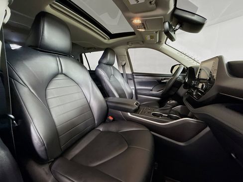 Used 2022 Toyota Highlander XLE AWD/4WD image 29