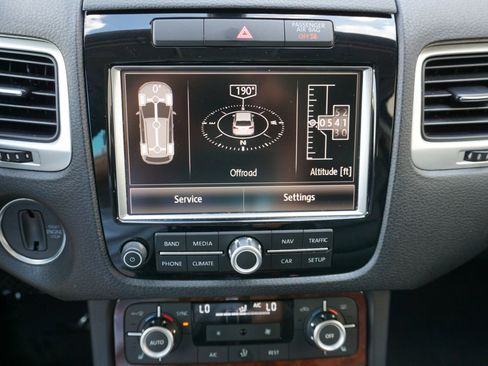 Used 2014 Volkswagen Touareg Sport image 29