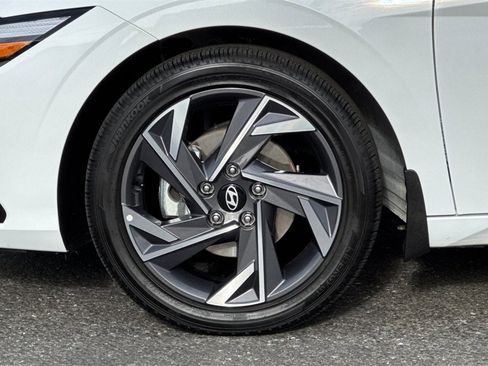 Used 2025 Hyundai Elantra Limited image 33