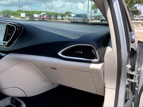 Certified 2024 Chrysler Pacifica Touring-L FWD image 23