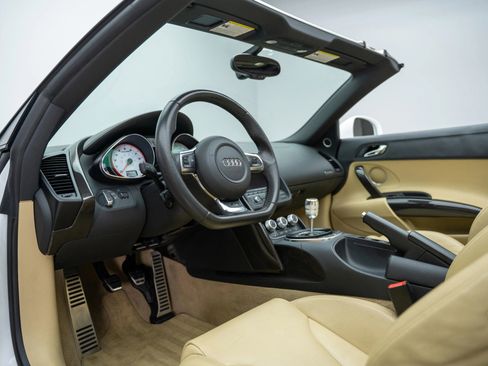 Used 2011 Audi R8 V10 image 2