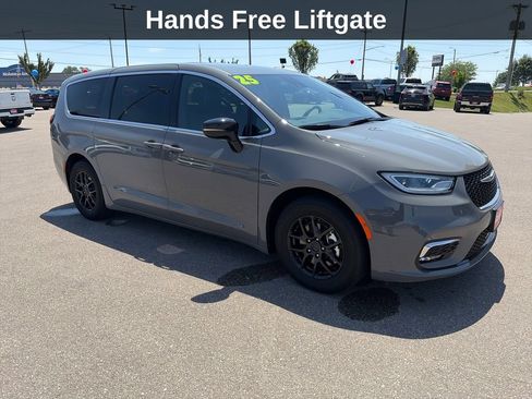 Used 2025 Chrysler Pacifica Select FWD image 9