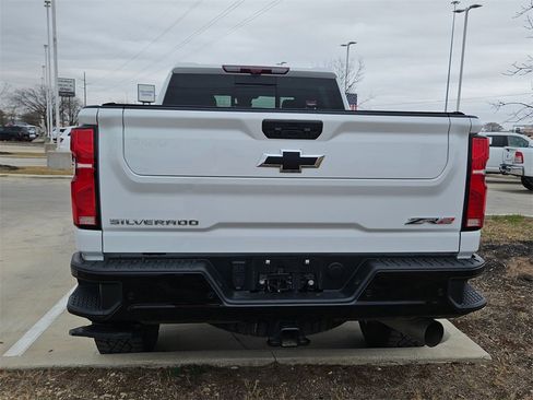 Used 2025 Chevrolet Silverado 2500 ZR2 w/ Technology Package image 3