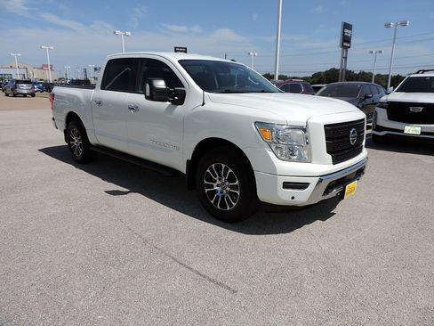Used 2020 Nissan Titan SV w/ SV Convenience Package RWD image 3