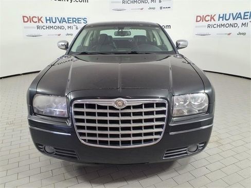 Used 2010 Chrysler 300 Touring image 2