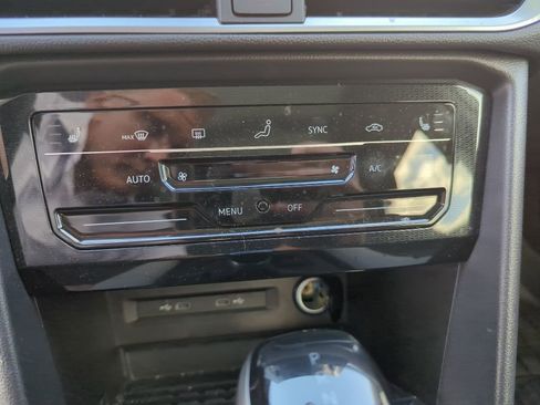 Used 2025 Volkswagen Taos SE w/ Panoramic Sunroof Package FWD image 8