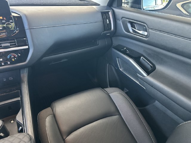 Used 2025 Nissan Pathfinder SL FWD image 17