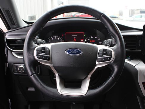 Used 2021 Ford Explorer XLT w/ Equipment Group 202A image 9