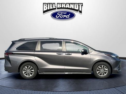 Used 2023 Toyota Sienna XLE FWD image 2