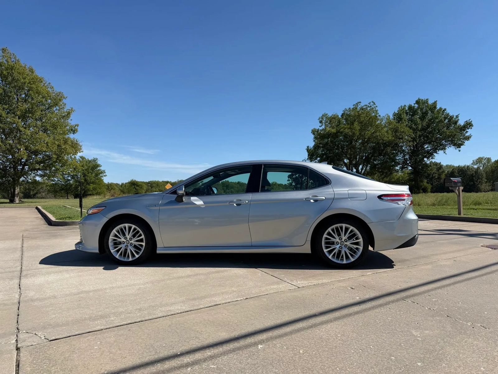 Used 2020 Toyota Camry XLE w/ Driver Assist Package FWD image 1