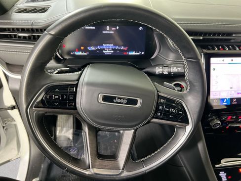 Used 2022 Jeep Grand Cherokee Overland w/ Luxury Tech Group IV AWD/4WD image 11