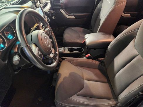 Used 2018 Jeep Wrangler Unlimited Rubicon w/ Connectivity Group AWD/4WD image 13