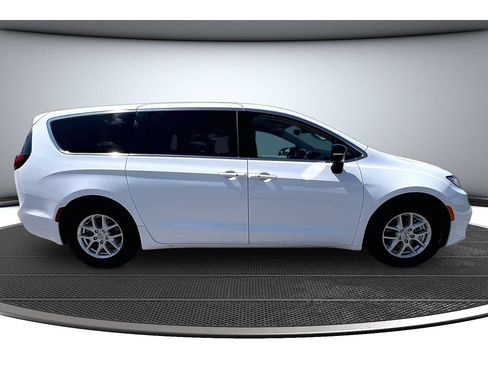 Certified 2024 Chrysler Pacifica Touring-L FWD image 15