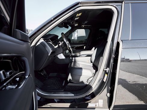 Used 2025 Land Rover Range Rover Long Wheelbase Autobiography image 29