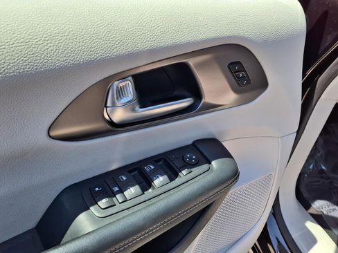 Used 2024 Chrysler Pacifica Touring-L FWD image 14