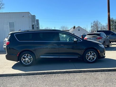 Used 2017 Chrysler Pacifica Limited w/ Advanced Safetytec Group image 4