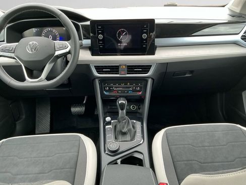 New 2025 Volkswagen Taos SE image 11