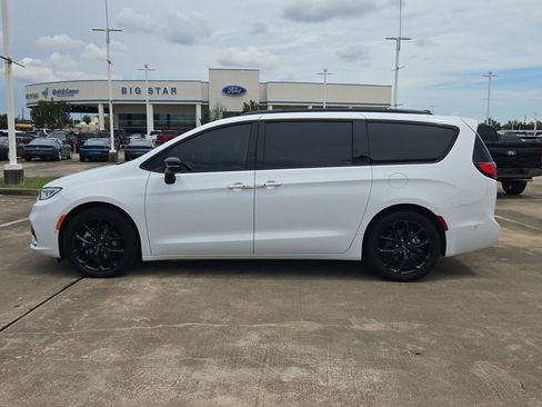 Used 2024 Chrysler Pacifica Limited w/ Uconnect Theater Family Group FWD image 9