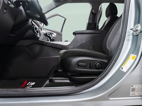 Used 2025 Chevrolet Blazer LT image 25