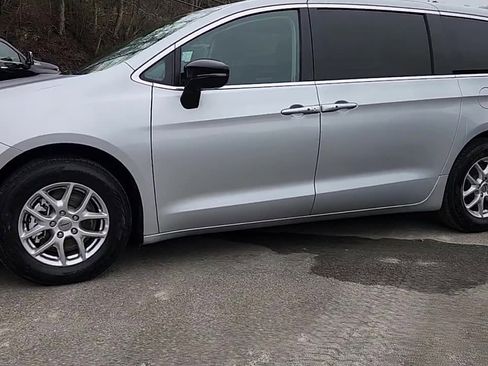 Used 2024 Chrysler Pacifica Touring-L image 4