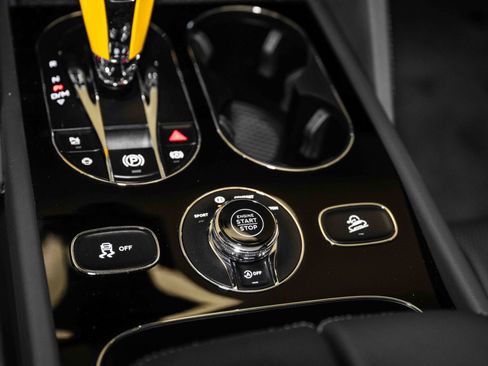 Used 2024 Bentley Bentayga Azure V8 image 45