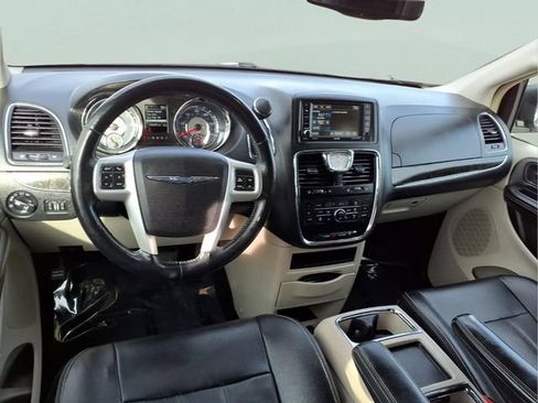 Used 2015 Chrysler Town & Country Touring-L w/ Driver Convenience Group FWD image 4