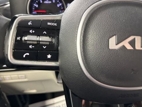 Used 2022 Kia Carnival LX image 18