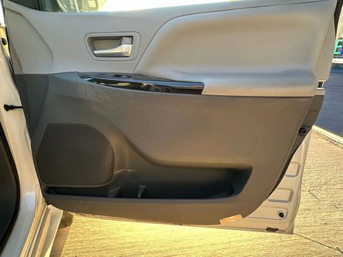 Used 2015 Toyota Sienna XLE image 27