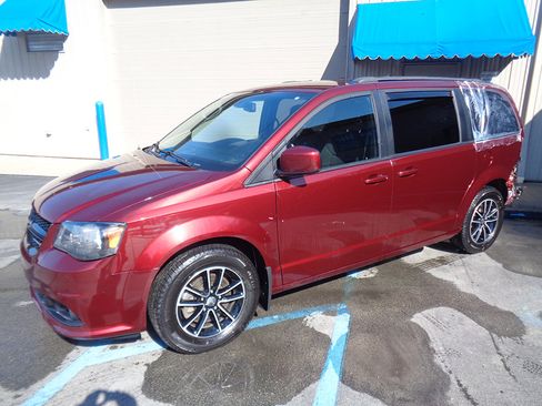 Used 2019 Dodge Grand Caravan SE image 3