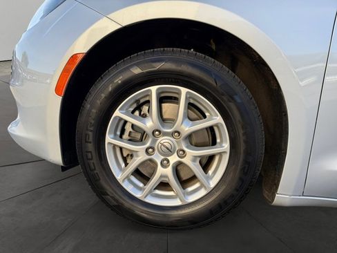 Used 2022 Chrysler Voyager LX FWD image 9