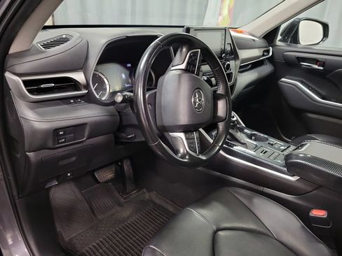 Used 2022 Toyota Highlander XLE AWD/4WD image 13