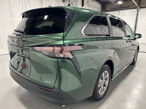 Used 2025 Toyota Sienna XLE image 7