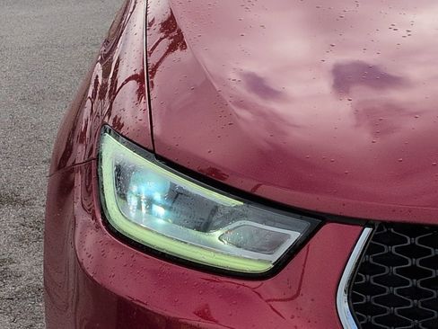 Used 2025 Chrysler Pacifica Select image 10