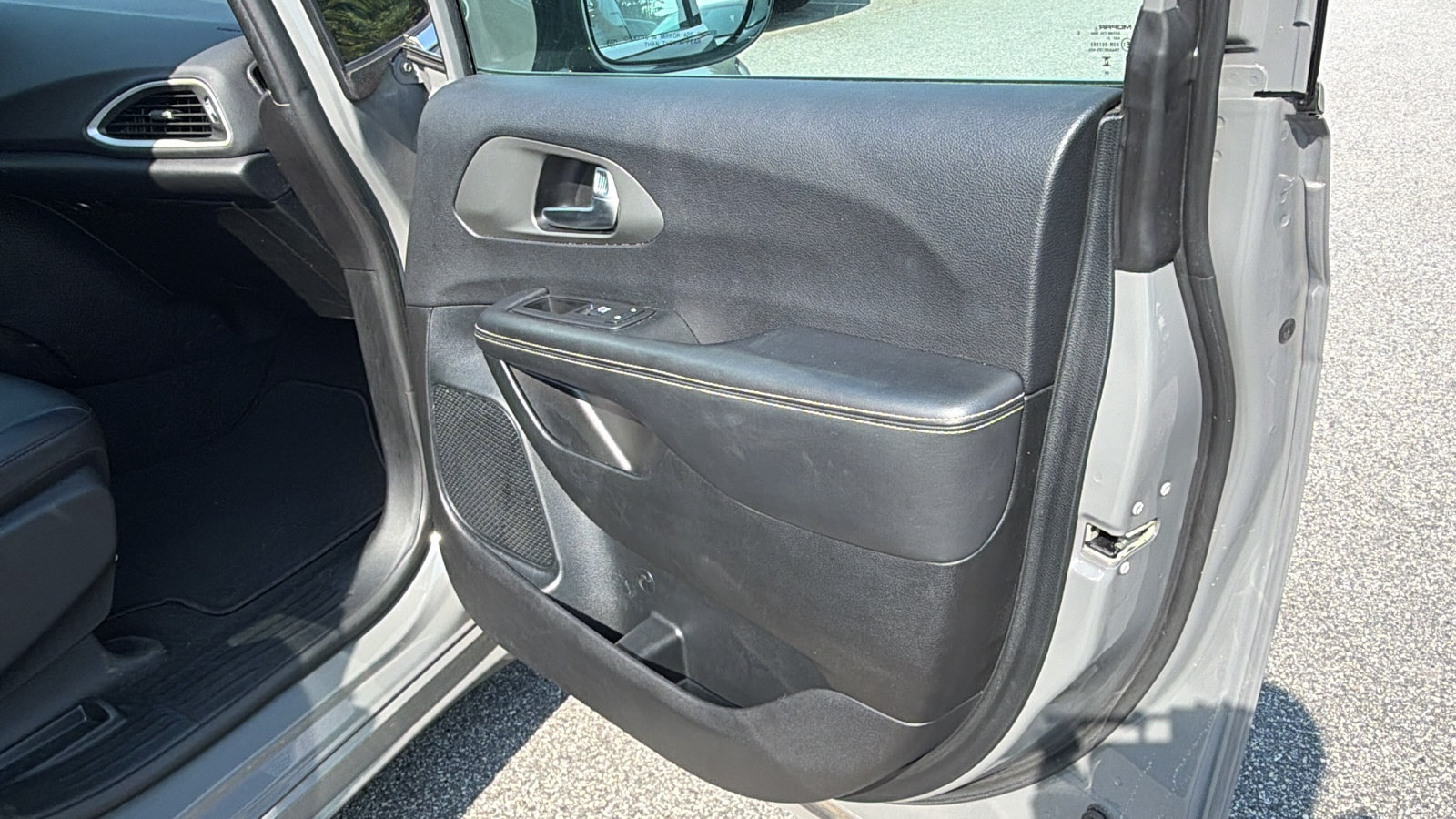 Used 2025 Chrysler Pacifica Select FWD image 18