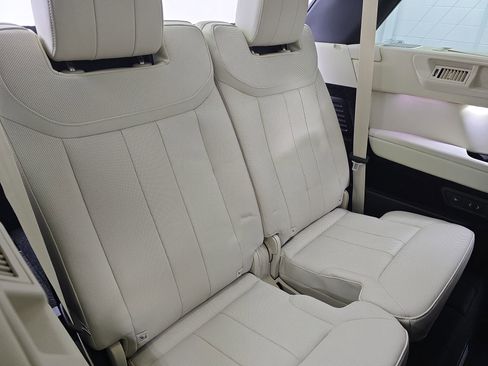 Used 2025 Land Rover Range Rover Long Wheelbase SE image 12