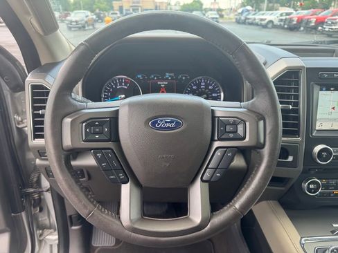Used 2018 Ford Expedition XLT w/ Equipment Group 202A AWD/4WD image 9