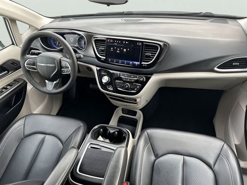 Used 2024 Chrysler Pacifica Touring-L image 33