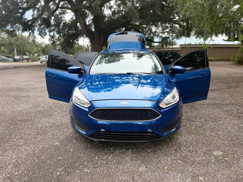 Used 2018 Ford Focus SE FWD image 2